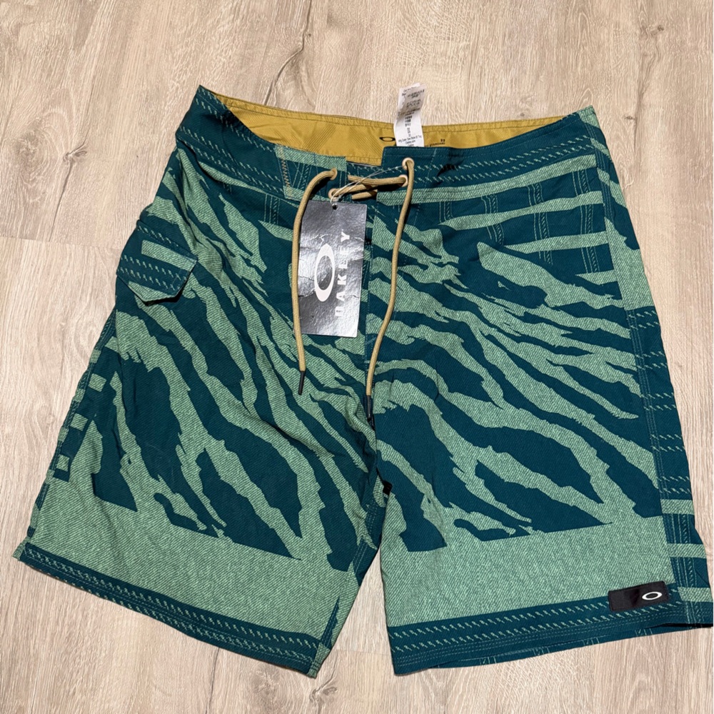 Oakley Jungle Green Men's Hybrid Shorts